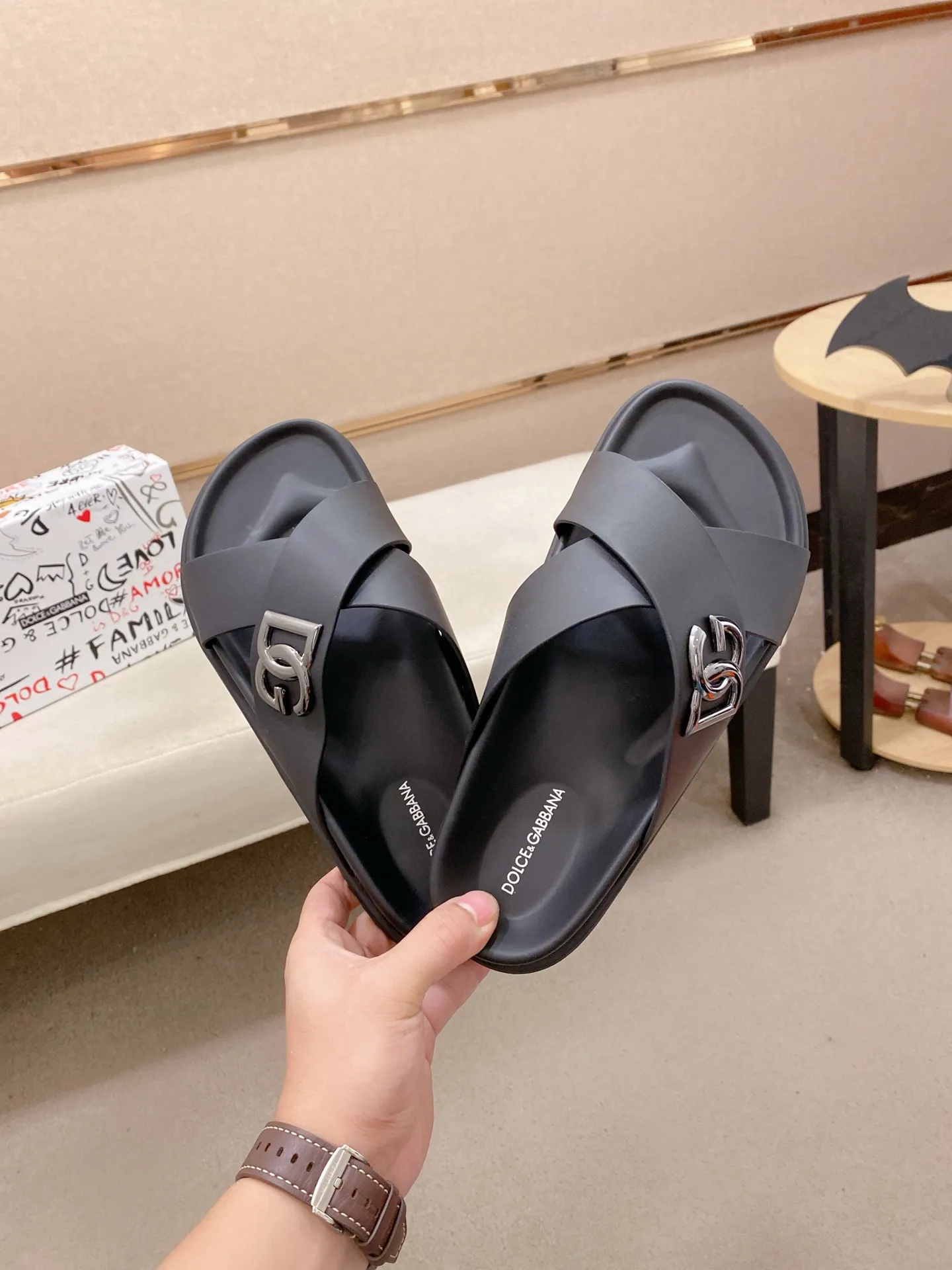 Factory price: 300💰 DG men's sandals and slippers. Showcase high-end style design. The DG strap is embellished with an aluminum DG buckle to enhance the style. Paired with a comfortable tonal notch sole, they pair easily with shorts or jeans for a sophisticated look. Main body: cow leather, technical fabric lining: cow leather, with adjustable straps, aluminum DG buckle, EVA insole, tonal notch rubber outsole splicing structure 👌 Size: 38-44 Customized 45